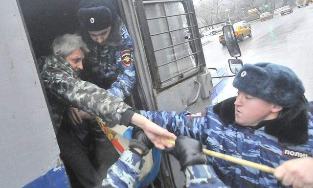 Bei Razzien nahm die russische Polizei 87 Menschen fest.