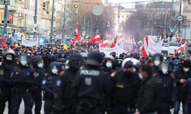 Auch dieses Wochenende wird in der Wiener Innenstadt gegen Corona-Maßnahmen demonstriert.