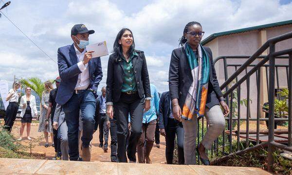 Innenministerin Suella Braverman zu Besuch in Ruanda. Dorthin will die britische Regierung illegale Einreisende ausweisen.