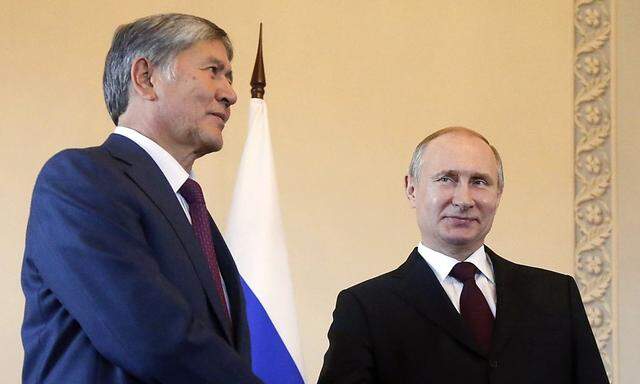 Erster öffentlicher Auftritt langer Zeit: Putin mit seinem Kollegen aus Kirgistan.