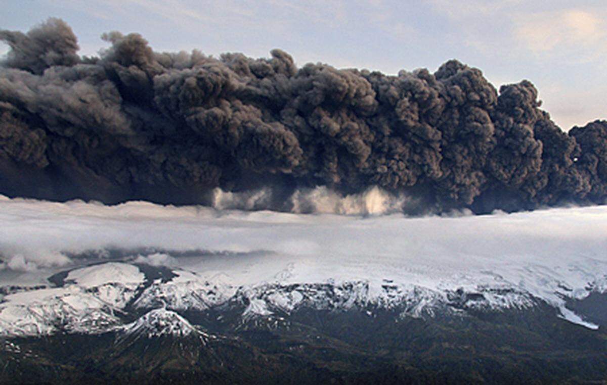 Der Vulkan unter dem Gletscher Eyjafjalla stößt weiter riesige Mengen Dampf und Asche in die Atmosphäre.