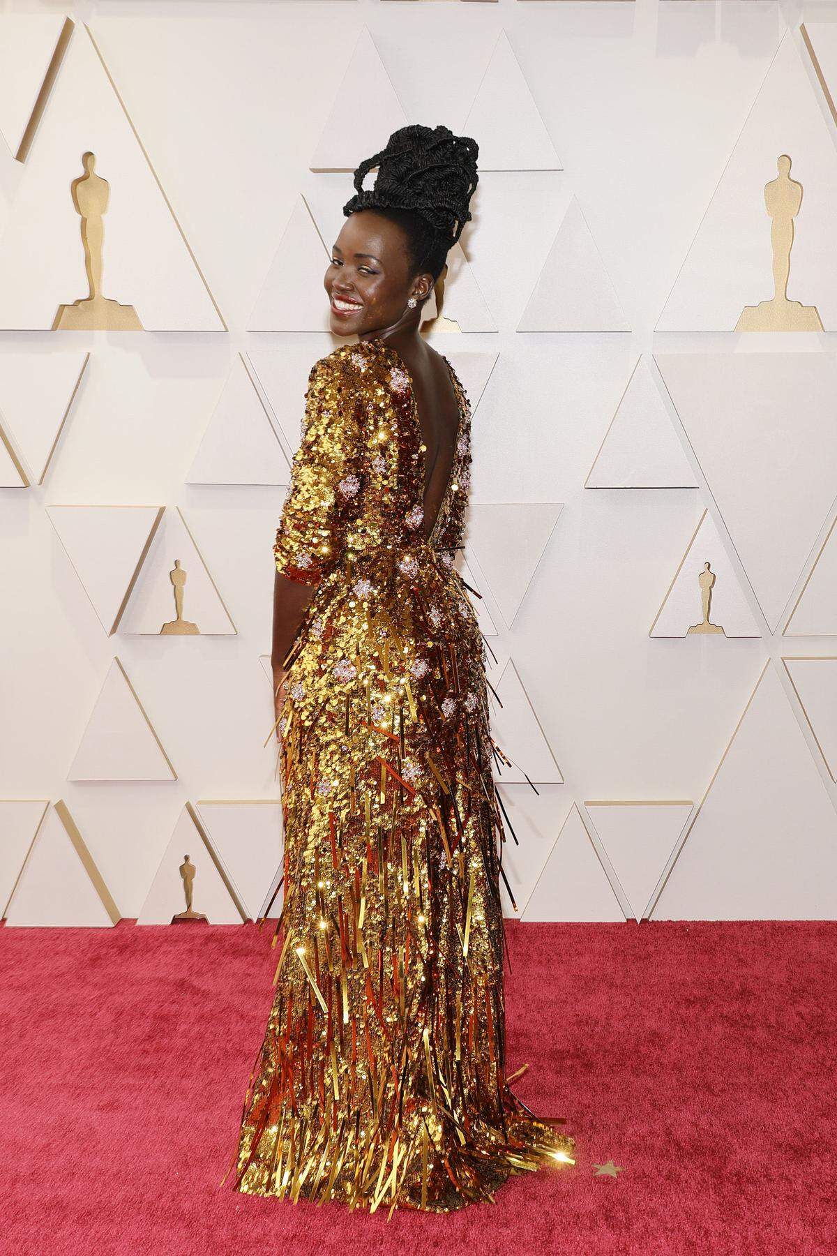 Lupita Nyong'o, eine der Moderatorinnen des Abends, glänzte in goldener Prada-Robe.
