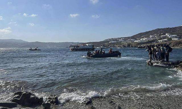 Ein Bild von Mitte Juni, als die griechische Küstenwache ein Boot mit Migranten vor Mykonos abfing.