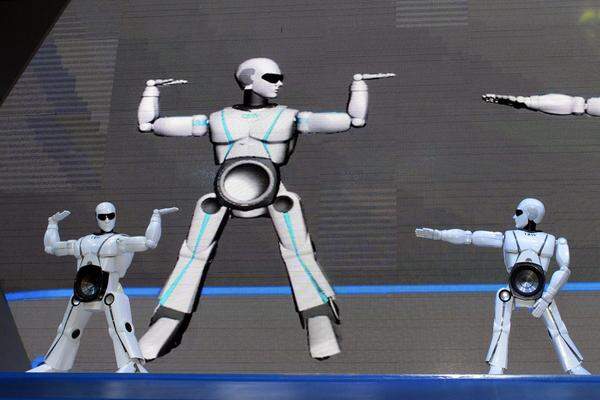 Für Unterhaltung sorgten diese aus Vietnam stammenden Roboter des Unternehmens Tosy Future Robot.