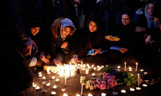 Menschen in Teheran gedenken der Opfer des Flugzeugabschusses. Unter die Trauer mischte sich Wut über den Vertuschungsversuch des Regimes.