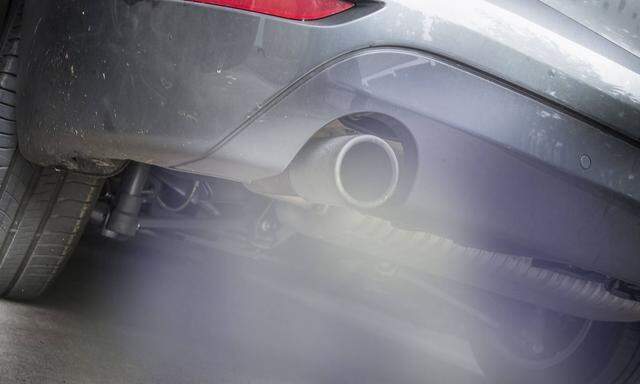 Symbolbild Abgase giftiger Rauch stroemt aus dem Auspuff eines Autos Feinstaubalarm *** Symbol image
