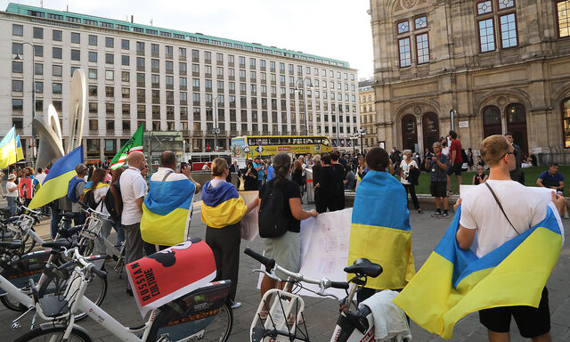 DEMONSTRATION DER UKRAINISCHEN DIASPORA ANLAeSSLICH EINES AUFTRITTS VON NETREBKO IN DER WIENER STAATSOPER