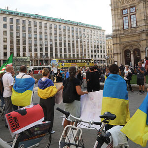 DEMONSTRATION DER UKRAINISCHEN DIASPORA ANLAeSSLICH EINES AUFTRITTS VON NETREBKO IN DER WIENER STAATSOPER