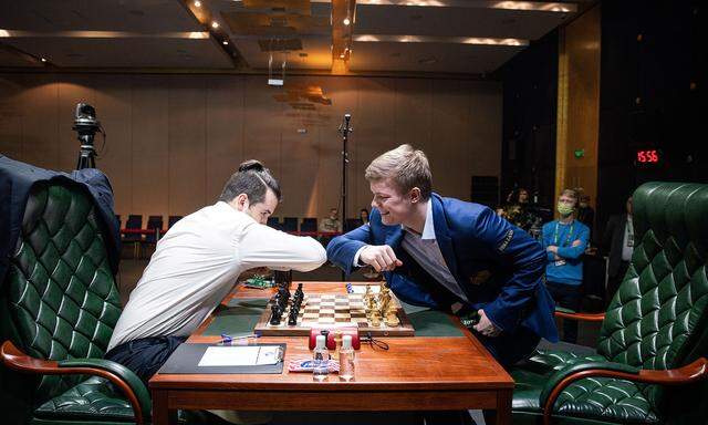 Der neue Schach-Handshake: Jan Nepomnjaschtschi (l.) und Kirill Alexejenko.