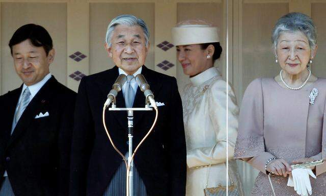 Japan´s Emperor Akihito appears with Empress Michiko, Crown Prince Naruhito and Crown Princess Masako to well-wishers gathered to celebrate the monarch´s 77th birthday at the Imperial Palace in Tokyo