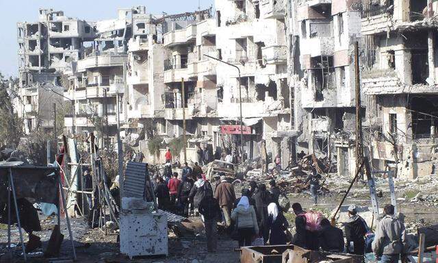Zivilisten beim Verlassen der Stadt Homs