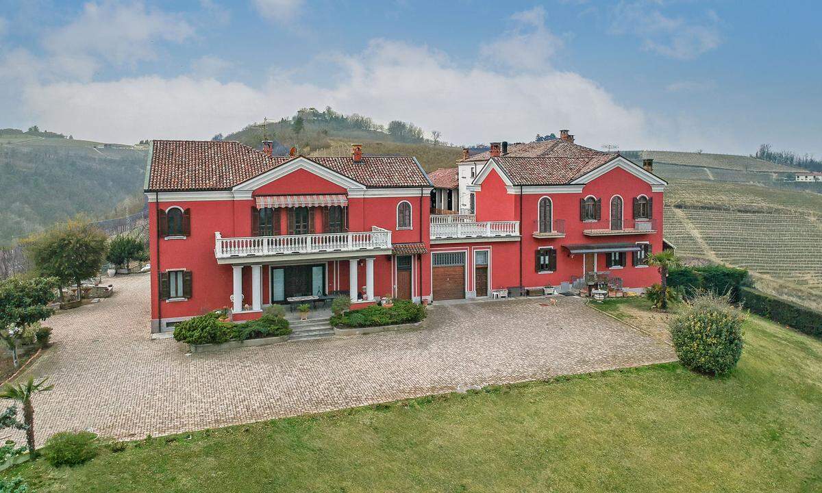 Herrenhaus im Piemont, umgeben von 5000 Quadratmetern Weingärten.