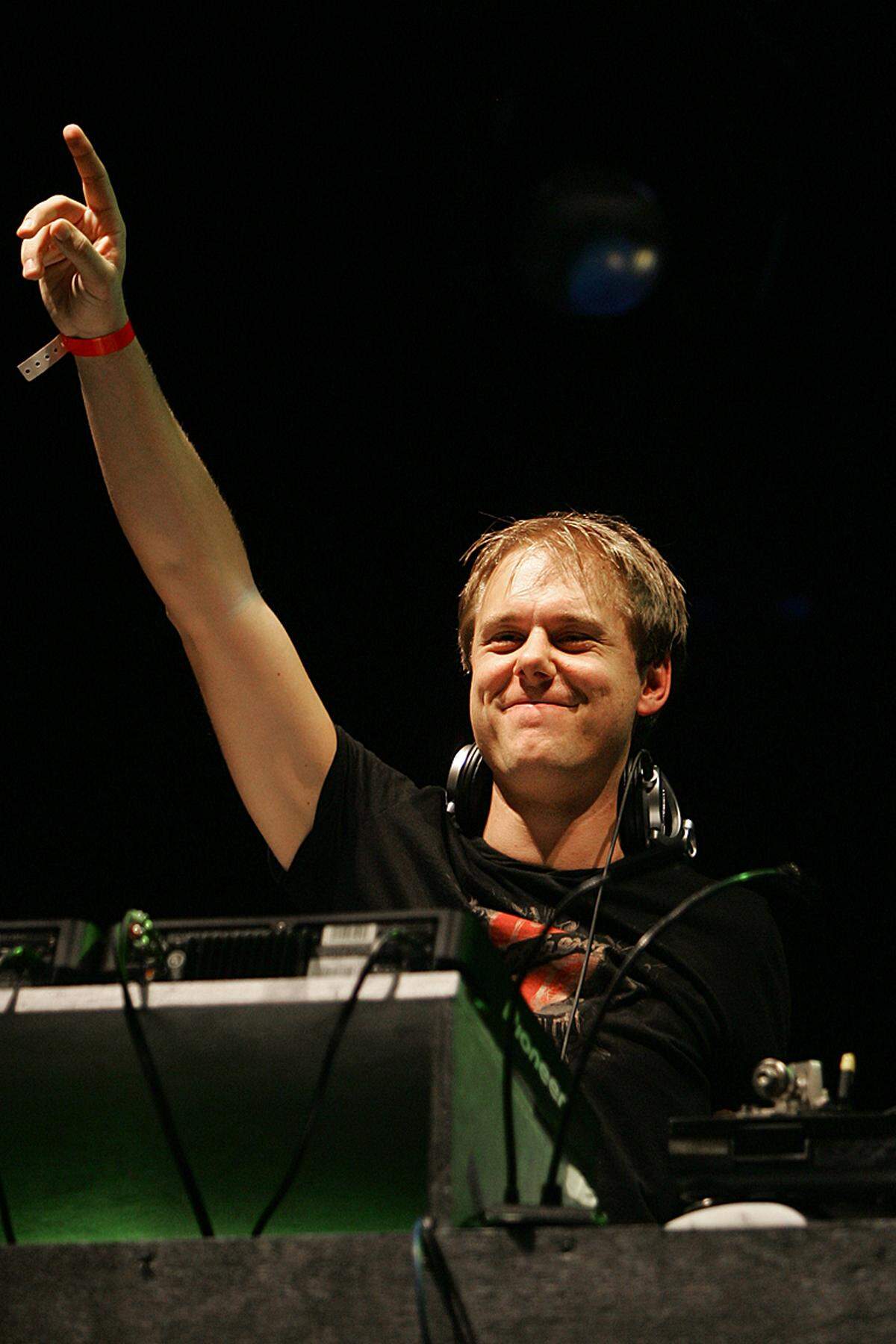 Zwischen den beiden DJ-Spezis rangiert der Niederländer Armin Van Buuren auf der Fünf.