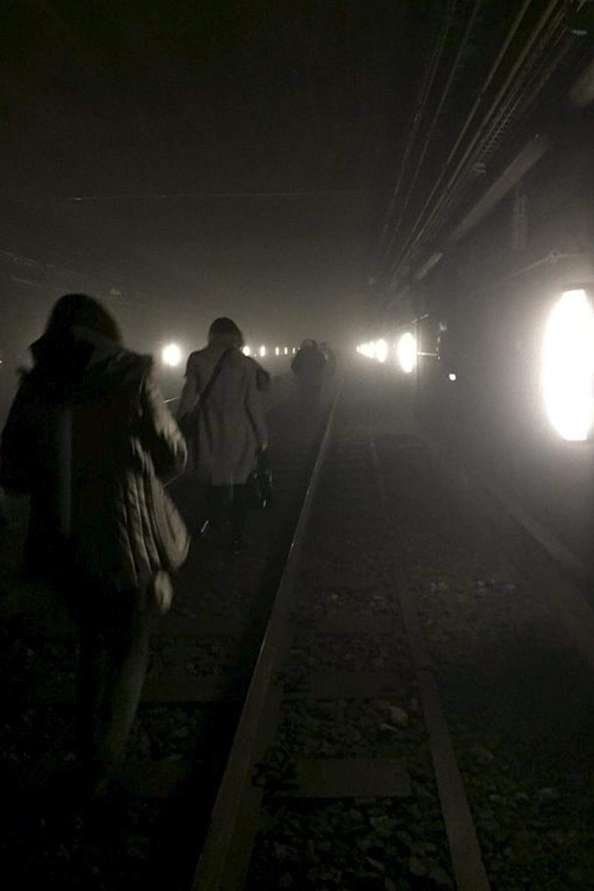 U-Bahn-Fahrgäste werden durch die Tunnel in Sicherheit gebracht.