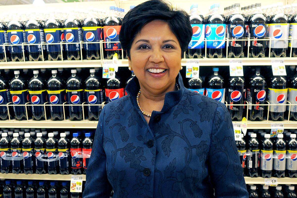 Indra Nooyi, CEO PepsiWie das Fortune Magazine berichtet, steht die Vorsitzende von PepsiCo. früh auf, weil sie von selbst aufwacht - und das jeden Morgen. Daher ist es auch kein Wunder, dass sie spätestens um sieben an ihrem Arbeitsplatz sitzt. Was erst mal nach einem Segen klingt, hat auch eine Kehrseite: Schlaflosigkeit.