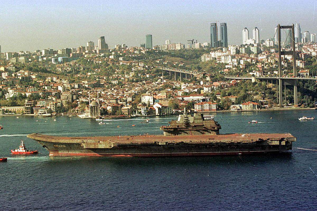Im November 2001 wurde das Schiff durch den Bosporus (Bild) Richtung China geschleppt. Die Chinesen mussten die Türken mit etwas Geld und allerhand Versprechungen erst bewegen, die "Varyag" durch die Meerenge zu lassen.
