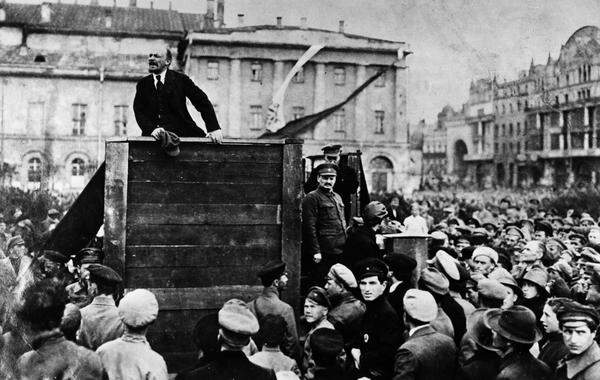 Ein Klassiker der Bildmanipulation: Das berühmte Foto von Grigori Goldstein, das Lenin 1920 bei einer Rede vor dem Bolschoitheater in Moskau zeigt. Neben ihm auf der Treppe stehen Lew Kamenew und Leo Trotzki.