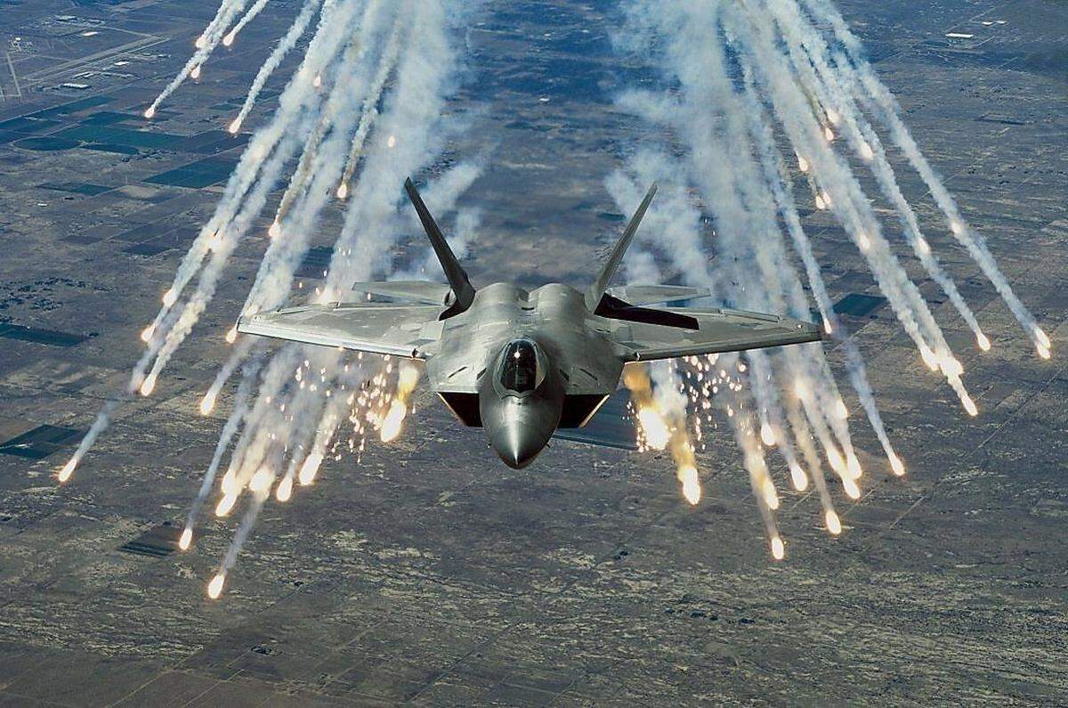 Für die F-22A "Raptor" (Räuber) von Lockheed Martin war es der erste Kampfeinsatz: Der in den 1990ern in den USA in Dienst gestellte Luftüberlegenheitsjäger ist im Prinzip der Erbe der F-15 und nur begrenzt für Bodenangriffe geeignet, mit Lenkbomben, nicht aber etwa mit Marschflugkörpern. Sie ist indes im Radar unsichtbar ("stealth") und kam gleich bei den ersten Angriffswellen über Syrien zum Einsatz, um der Luftabwehr und Luftwaffe, wiewohl Syrien die Angriffe duldet, erst gar kein "sichtbares" Ziel zu bieten. (Foto: eine Raptor wirft Magnesiumfackeln ab, sie lenken wärmegesteuerte Luftabwehrraketen ab)