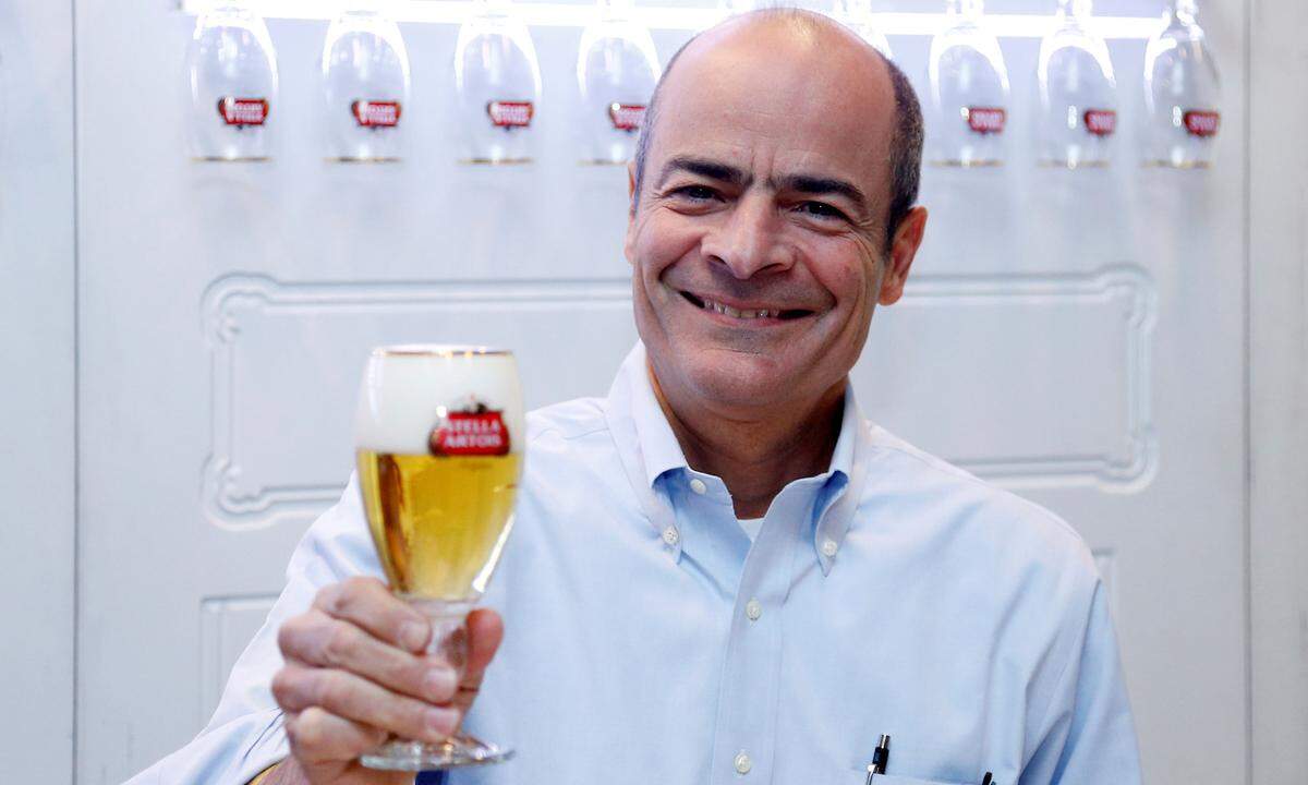 Dass nicht nur die Chefs von Banken oder Pharmafirmen flüssig sind, zeigte im Vorjahr Carlos Brito. Der Brasilianer leitet den, gemessen am Absatz, größten Bierproduzenten der Welt. Die in Belgien beheimatete Anheuser-Busch Inbev-Gruppe. Dafür erhielt er 2017 ein Gehalt von 12,81 Millionen Euro. Prost!