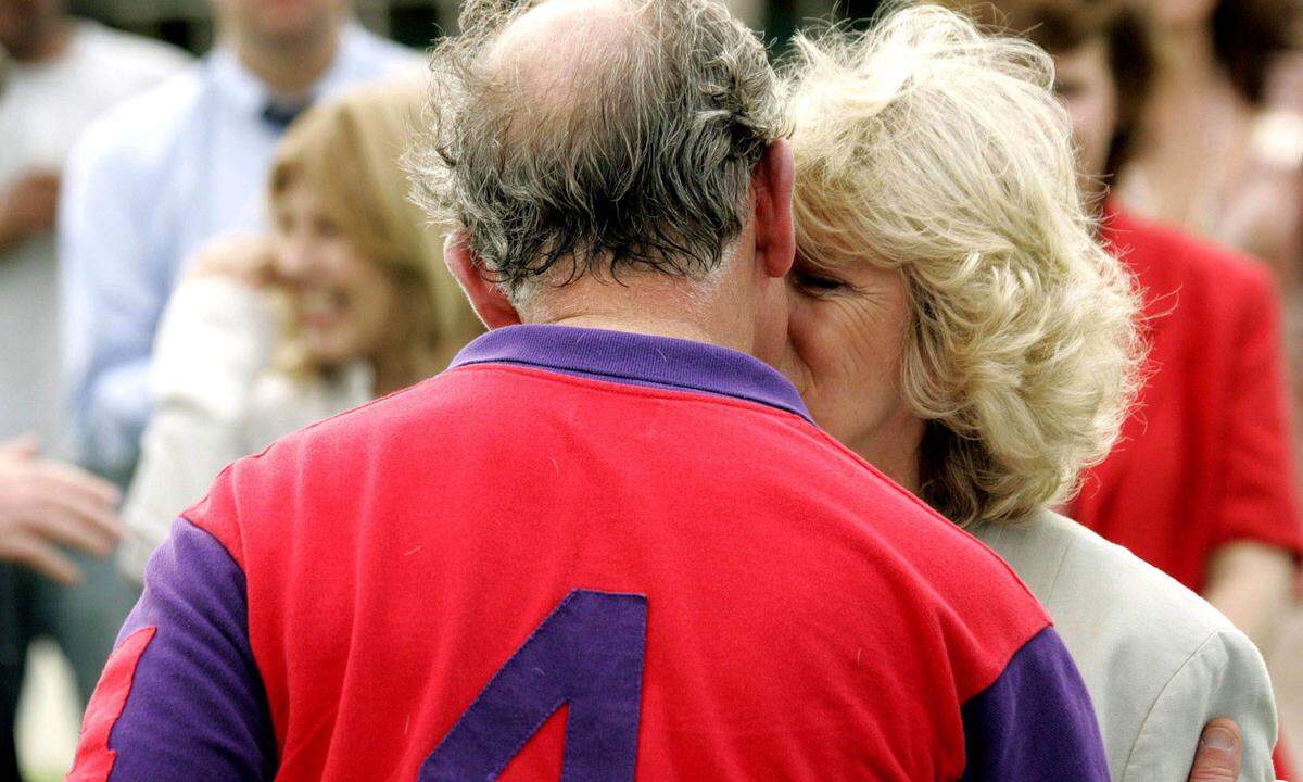 Den Thronfolger Charles trifft sie zum ersten Mal 1970 bei einem Polo-Spiel in Windsor, bei dem Camilla ihm - so die Legende - in ihrer üblichen freimütigen Art vorschlägt: "Meine Urgroßmutter war die Geliebte deines Ur-Urgroßvaters, wie wär's? " Angeblich funkt es augenblicklich.