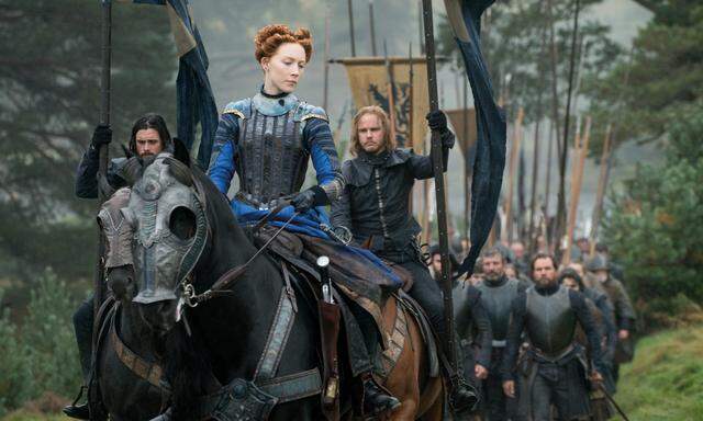 Maria Stuart (Saoirse Ronan) mit Kriegern, die treu aussehen, aber finstere Absichten haben.