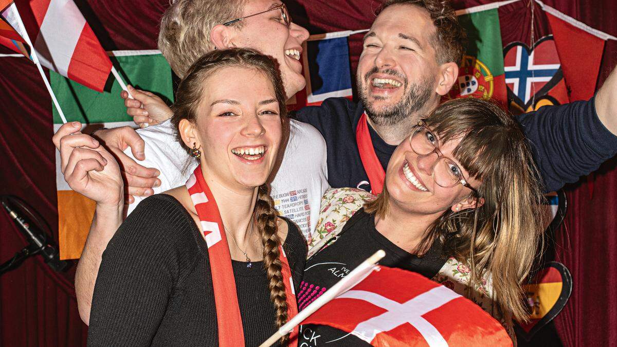 Vier der zahlreichen Song-Contest-Fans und OGAE-Austria-Mitglieder: Luise Haiden, Maximiliane Adorján, Michael Peterseil, Nico Hofbauer (v. l.).