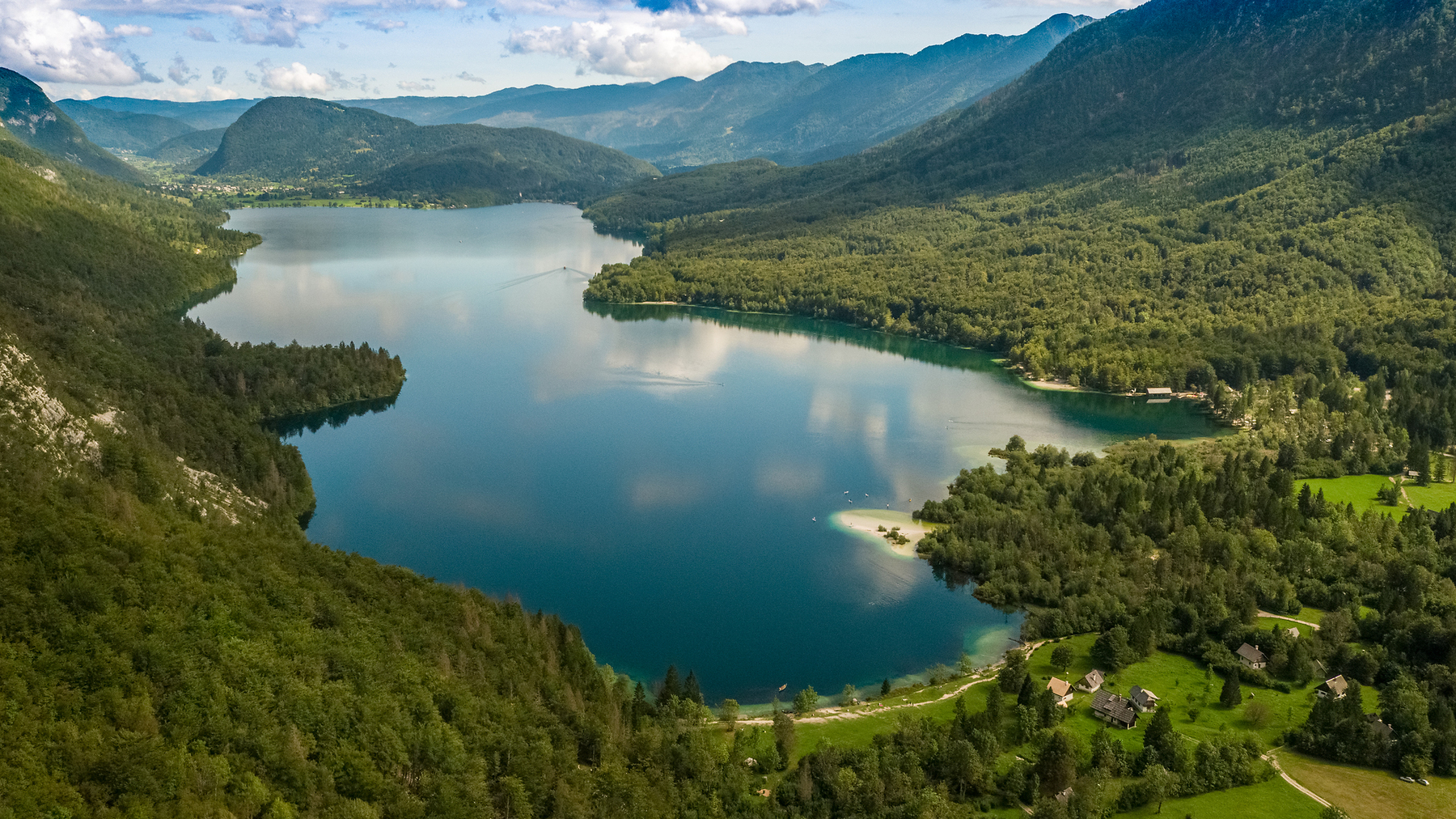 Am glasklaren Bohinj See: Waldbaden und Bootfahren unter dem