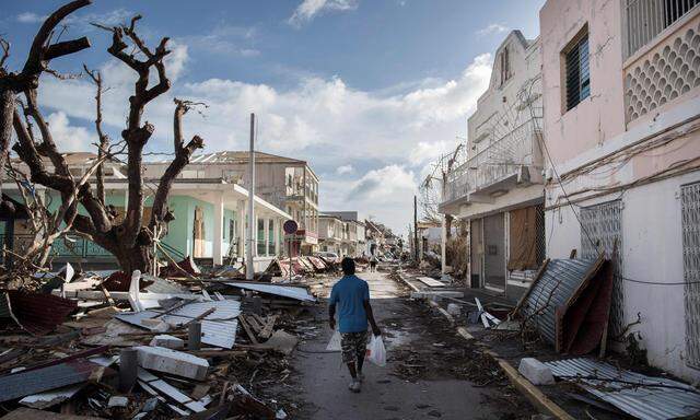 In den zerstörten Straßen von Marigot, Hauptort von Saint-Martin, der französischen Hälfte jener Antilleninsel, deren niederländische Seite im Süden Sint Maarten heißt.