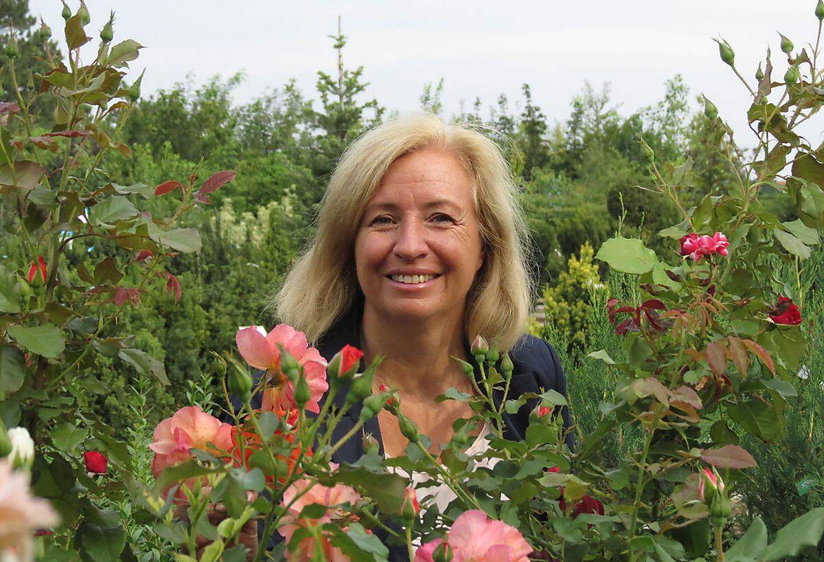 Starkl-Chefin Helga Starkl bevorzugt echte Pflanzen. Auch beim Interview gleich neben ihrem Gartencenter in Fraunhofen. Es findet auf der Terrasse ihres Wohnhauses zwischen vielen Blumen und einem leise summende Rasenroboter statt.