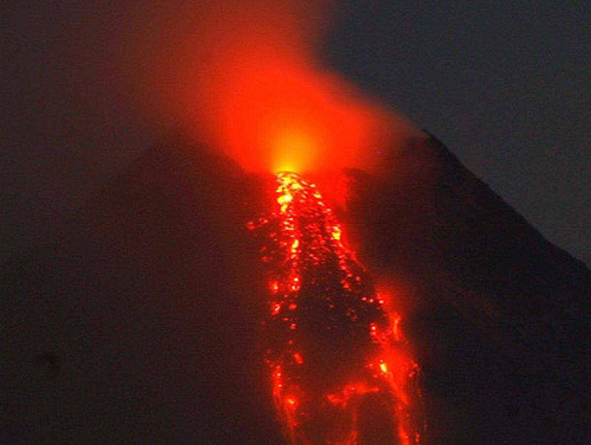 Mayon, Luzón (Philippinen): In den Lavaströmen starben fast 100 Menschen. Weitere 60.000 Menschen mussten flüchten.Wegen seines nahezu perfekt geformten Kegels wird der Mayon von vielen als der schönste Vulkan weltweit bezeichnet.