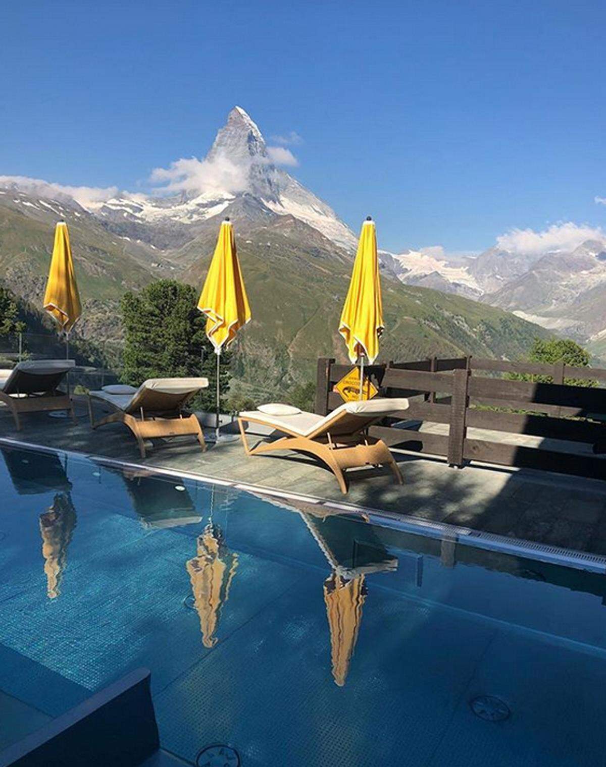 Der Pool des Schweizer Hotels Riffelalp ist zwar nur acht mal vier Meter groß, er gilt aber als höchstgelegener Außenpool Europas. Denn es befindet sich auf über 2200 Metern mit Blick aufs Matterhorn.