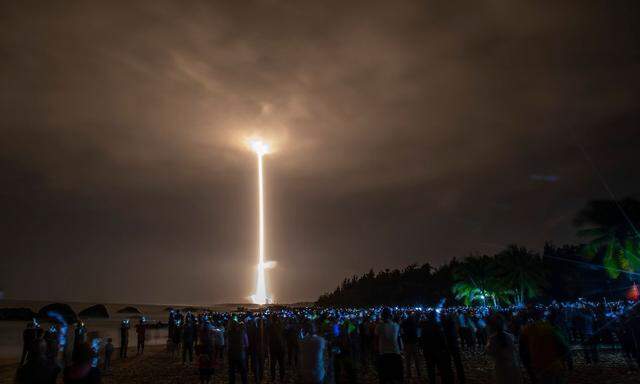 Die Rakete brachte das Raumschiff in der Nacht auf Dienstag von der chinesischen Insel Hainan auf den Weg in Richtung Mond.