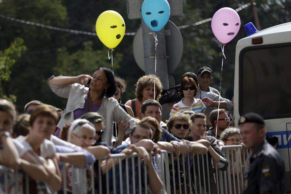 Schon im August hatten hunderte Menschen gegen die Verurteilung der russischen Musikerinnen der Punkband Pussy Riot protestiert. Vor dem Gerichtsgebäude in Moskau nahm die Polizei rund 30 Demonstranten fest, darunter Oppositionsführer Sergej Udalzow.