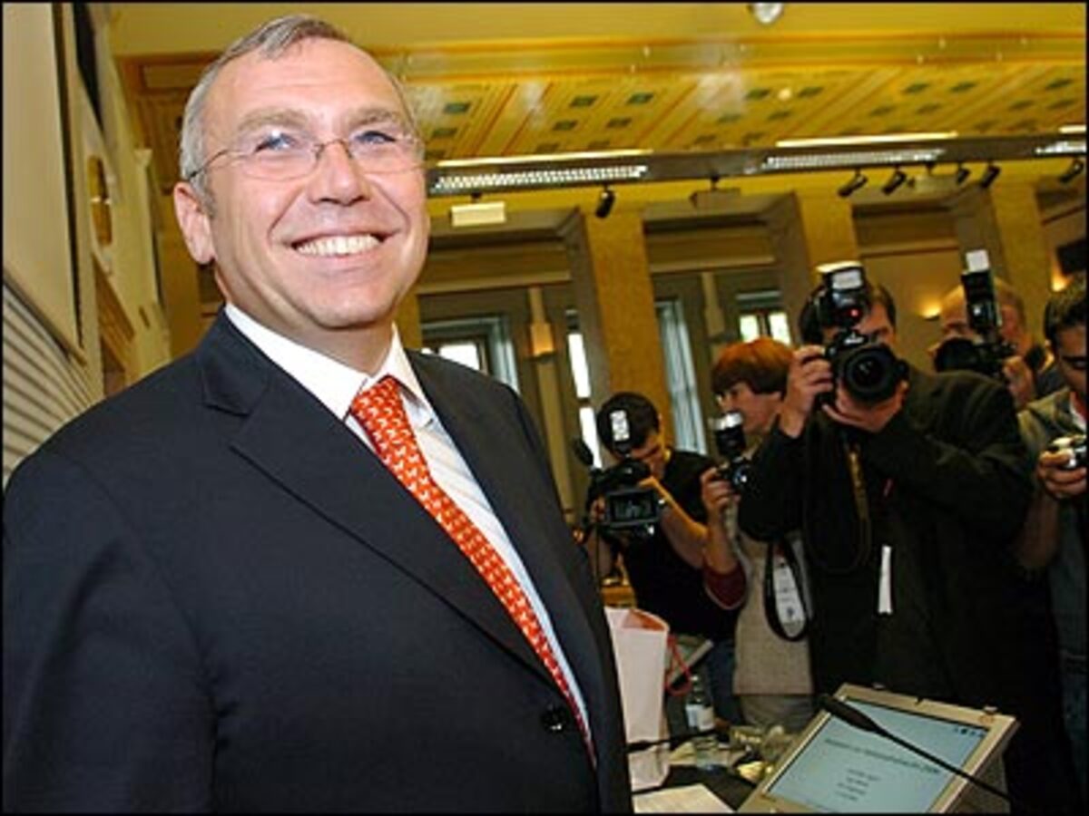 Nach dem SPÖ-Präsidium lädt Gusenbauer die ÖVP offiziell zu Koalitionsgesprächen ein.