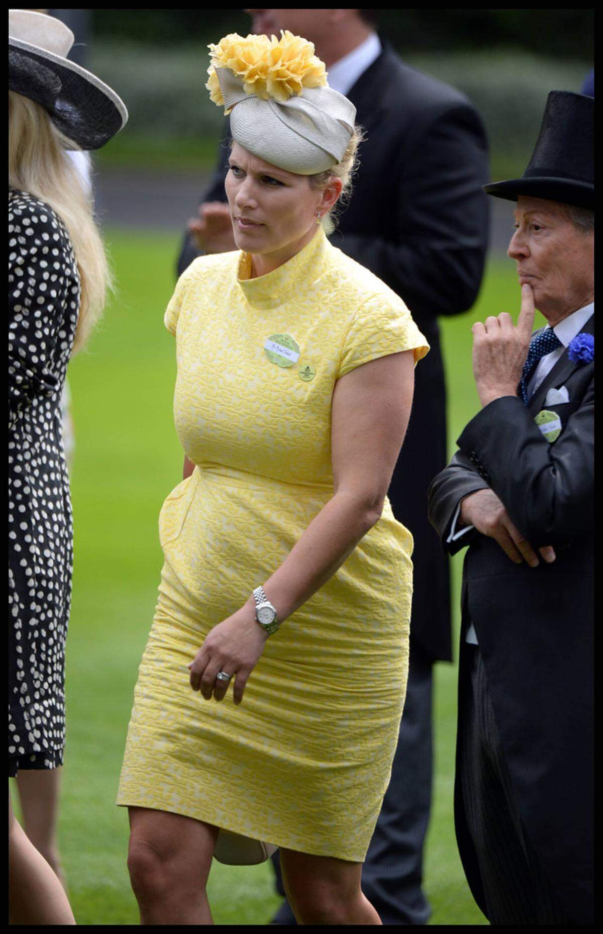 Queen Elizabeths angebliche Lieblingsenkelin Zara Philips nährte in einem gelben Etuikleid Schwangerschaftsgerüchte.