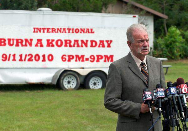 Eine evangelikale Kirchengruppe in Florida sorgte mit ihrem Plan für Aufregung, am 11. September öffentlich den Koran zu verbrennen. Derzeit ist unklar, ob Pastor Terry Jones seine Aktion wirklich durchziehen will. Er erklärte nach Protesten, darauf verzichten zu wollen, machte dann einen Rückzieher vom Rückzieher, und dann eine erneute Kehrtwende: "Im Augenblick" plane er keine Koran-Verbrennung.