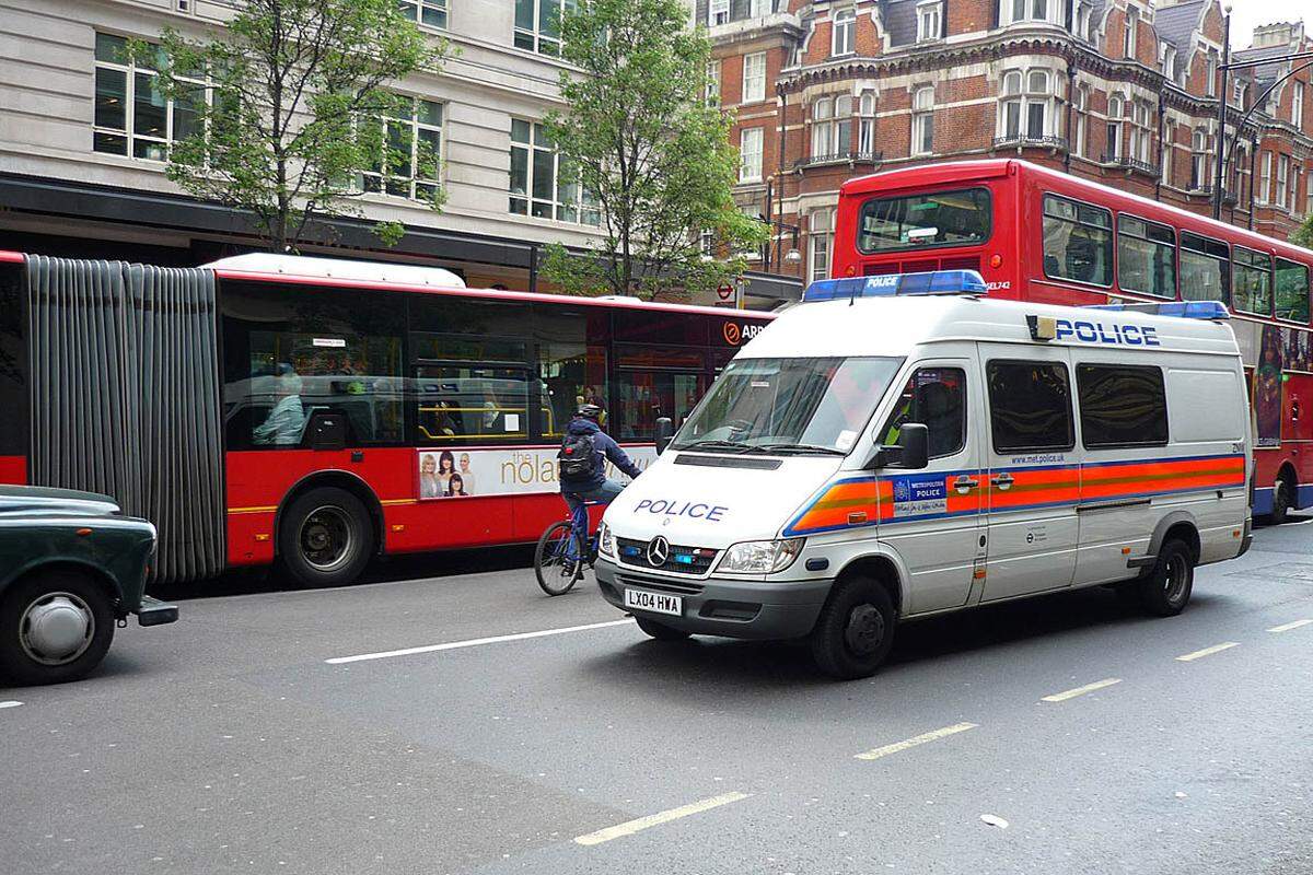 Aufregung auf der Einkaufsstraße Oxford Street: Mehrere Polizeiwägen rasen am Donnerstagnachmittag mit Sirenengeheul zu einer Bushaltestelle.