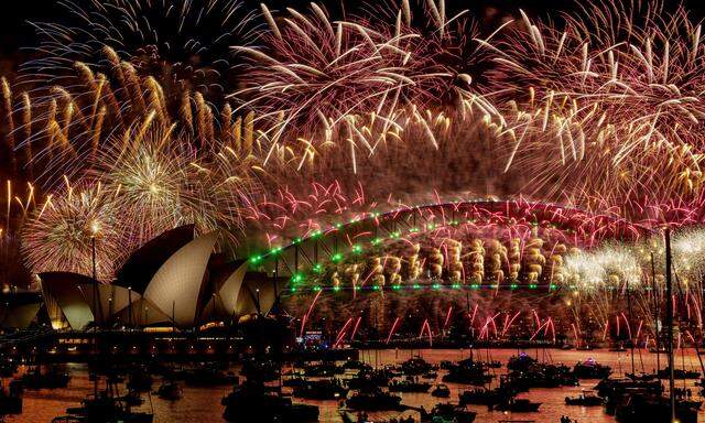 In Sydney erleuchtete vor der weltberühmten Kulisse der Harbour Bridge und des Opernhauses eine Mega-Lichtershow den Himmel.