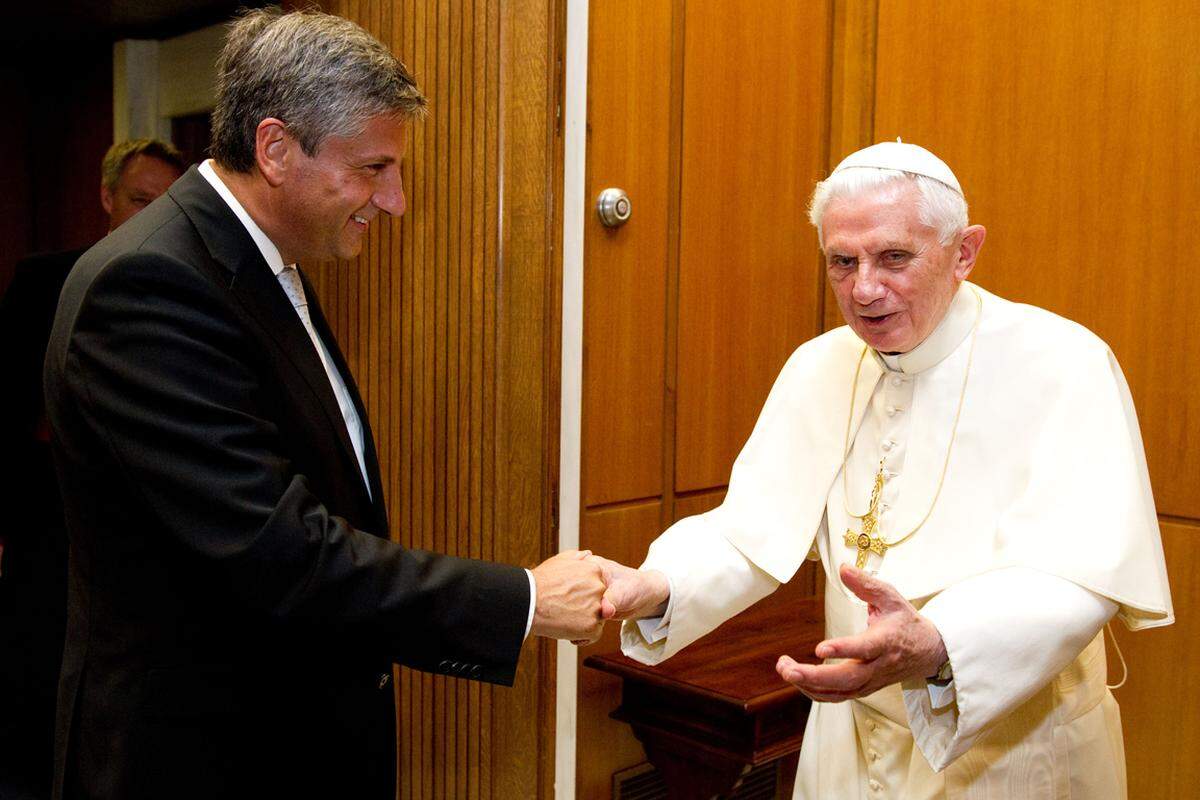 "Aus meiner Sicht Schade" - so reagierte Außenminister und Vizekanzler Michael Spindelegger (ÖVP) auf Rücktrittsankündigung von Papst Benedikt XVI. Der Papst sei "sehr intellektuell" gewesen, sagte er am Montag. Der Schritt zeige auch das "besondere Verantwortungsgefühl", das Benedikt XVI. dem Amt gegenüber habe. Er würde sich "wünschen", dass Kardinal Christoph Schönborn, der ebenfalls als "papabile" - also zum Papst wählbar gilt, Nachfolger wird.