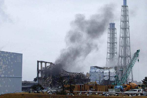 Aus bislang unbekannter Ursache ist am Montag aus den Reaktoren 2 und 3 des havarierten AKW Fukushima Eins Rauch ausgetreten. Die Arbeiter mussten in Sicherheit gebracht werden.