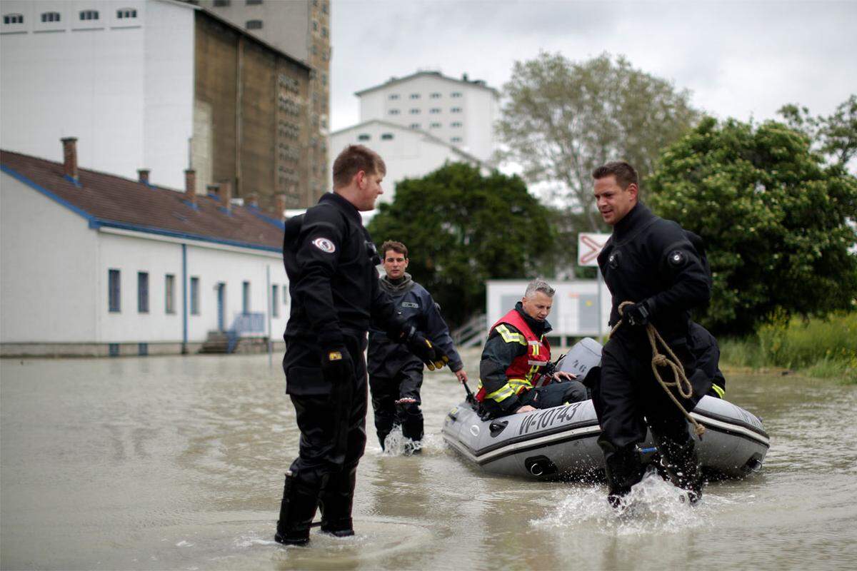 Überflutet sind auch zwei der drei Häfen der Bundeshauptstadt. In Albern stehe das Wasser 30 bis 40 Zentimeter hoch, in der Lobau 1,20 Meter über der Kaikante