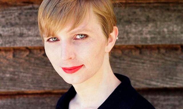 Chelsea Manning mit Kurzhaarschnitt und rotem Lippenstift.