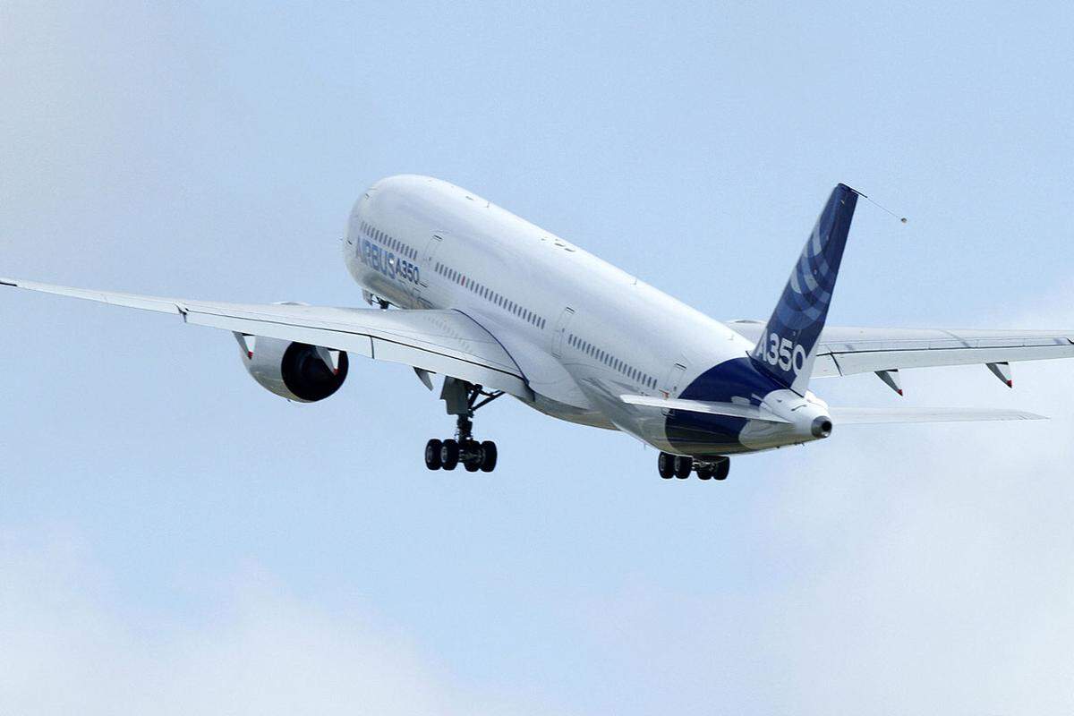 Der A350 XWB (für Extra Wide Body, also einen sehr breiten Rumpf) ist hauptsächlich aus mit Kohlefaser verstärktem Kunststoff gefertigt, der leichter ist als Metall.