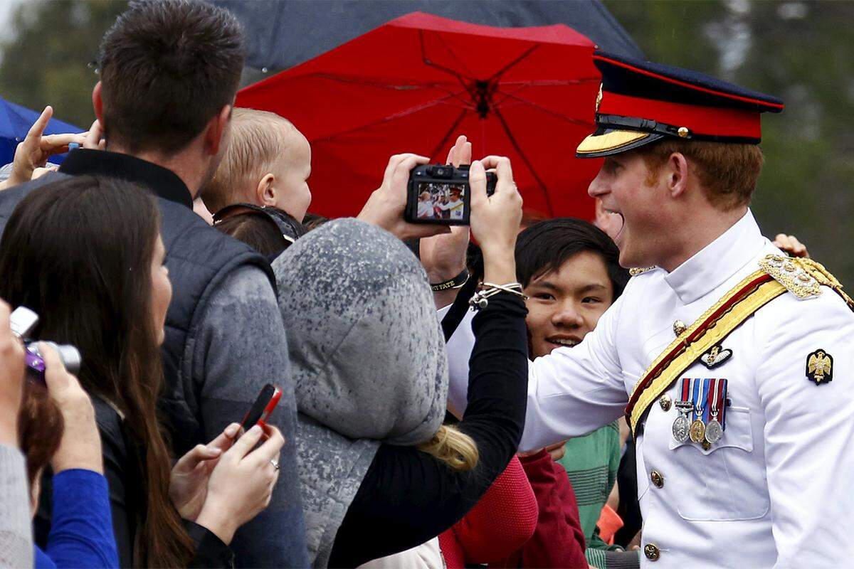 In der Hauptstadt Canberra redete der Enkel der britischen Queen Elizabeth II einem jungen Mädchen, das sich unbedingt mit ihm ins Bild setzen wollte, ins Gewissen, wie die Zeitung "Canberra Times" berichtete. "Ich hasse Selfies", sagte der Prinz der Kleinen nach diesen Angaben. "Du bist noch jung, aber Selfies sind schlecht. Mach doch einfach ein normales Foto."