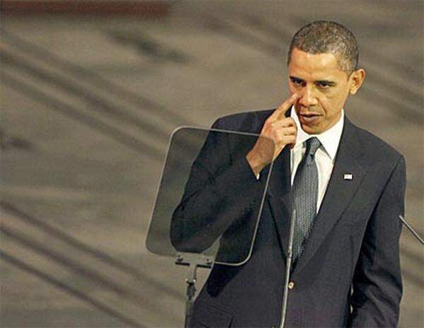 US-Präsident Barack Obama wurde am 10. Dezember in Oslo der Friedensnobelpreis überreicht. In seiner Dankesrede ließ er aufhorchen: Krieg, obschon Zeugnis menschlichen Versagens, sei manchmal notwendig, um das Böse in der Welt zu bekämpfen. Auf diesem Bild scheint es so, als ob Obama deshalb eine Träne in den Augen hätte.
