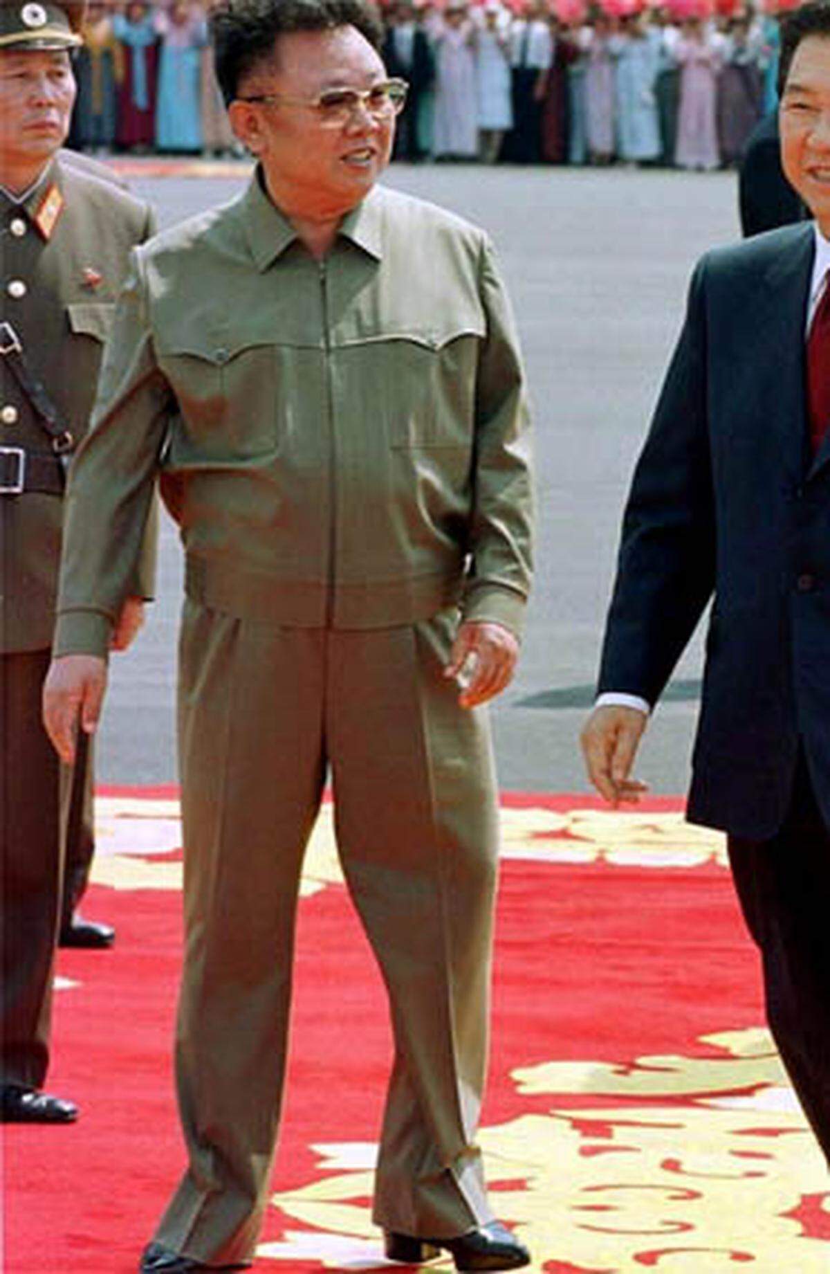 Nordkoreas Herrscher Kim Jong-Il setzt auf den Einheits-(Nicht-)Look. Der schlabbrige khakifarbene Safari-Anzug wird stets mit Plateuschuhen kombiniert. Letztere zeigen allerdings geringen Erfolg: Der damalige US-Präsident George W. Bush nannte den "Geliebten Führer" einst öffentlich einen "Pygmäen".