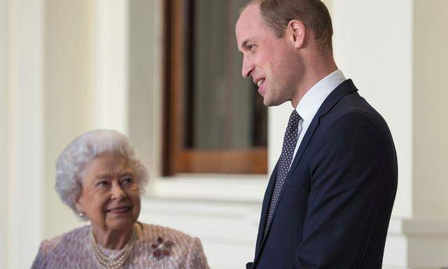 Queen Elizabeth II. mit ihrem Enkel Prinz William