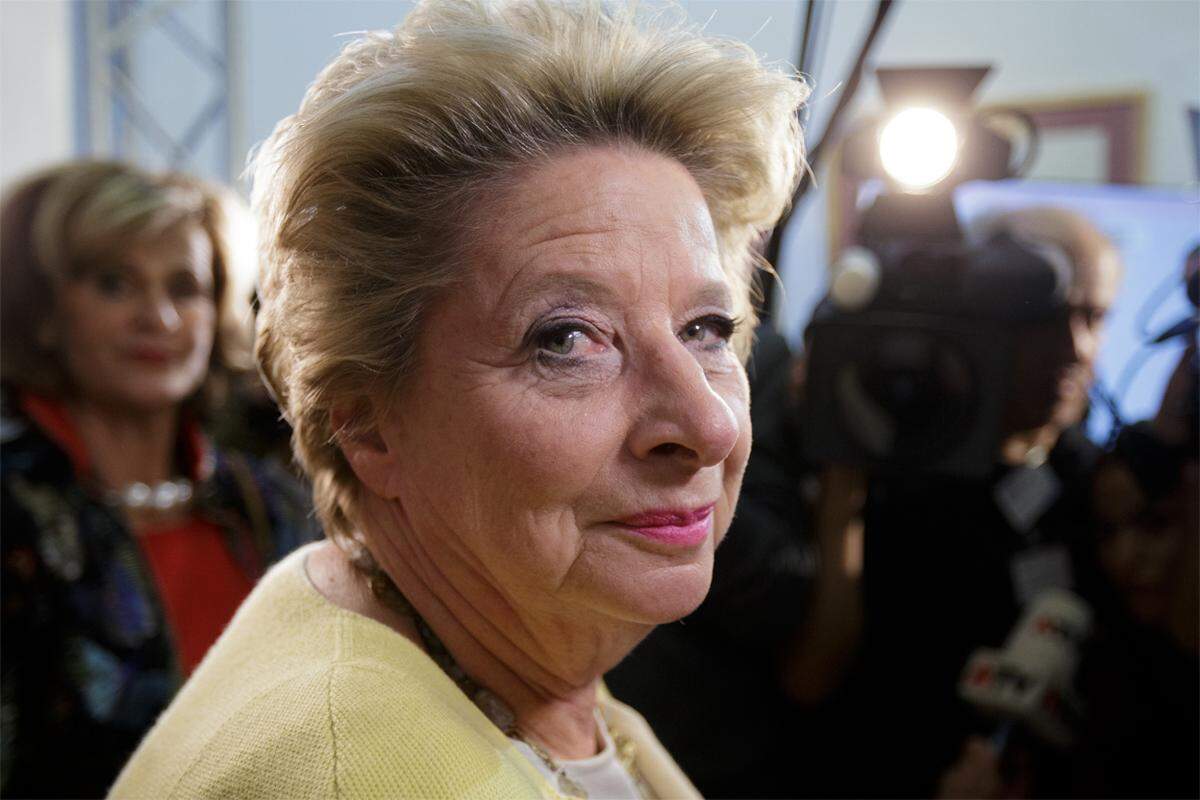 Auch Ursula Stenzel bleibt vorerst fern. Sie sagt im Rathaus aber, dass die Wahl "ein großer Erfolg" für die FPÖ sei. Für die ehemalige ÖVP-Bezirksvorsteherin der Inneren Stadt allerdings weniger: Sie kann den ersten Bezirk nicht für sich gewinnen.