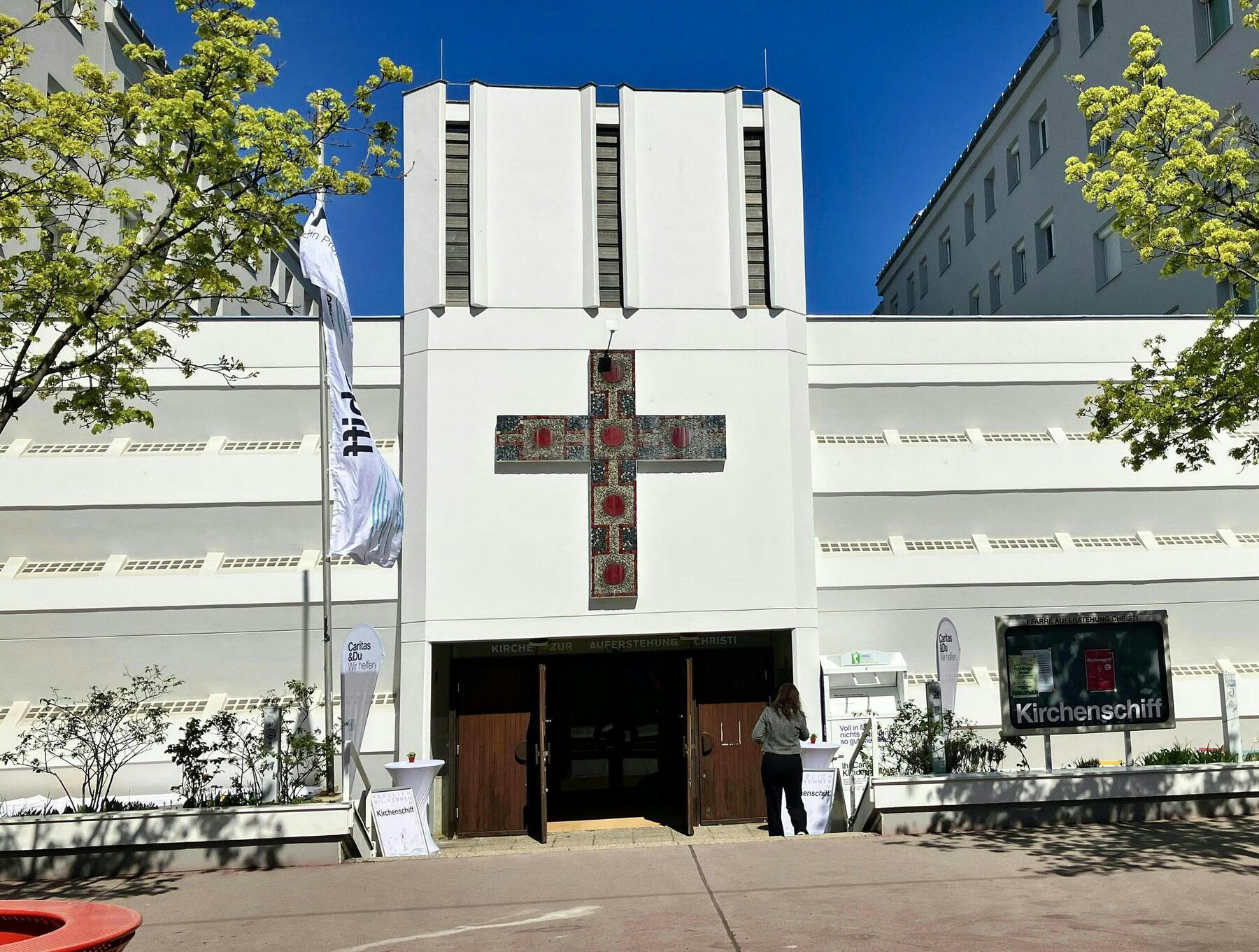 Pilotprojekt: Caritas teilt in Kirche Lebensmittel und Bekleidung aus