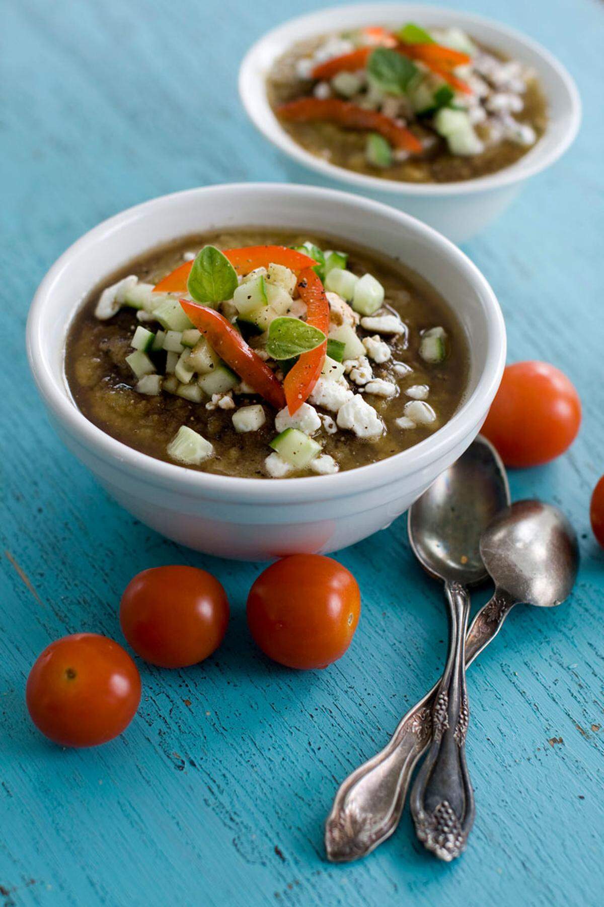 Die Gazpacho, oder "gasˈpat͜ʃo" wie der Spanier sagt, ist eine kalt angerichtete Gemüsesuppe. Die blanchierten, geschälten Paradeiser mit der grob gewürfelten Gurke, der geschälten Paprikaschote, den restlichen Zutaten, Salz, Pfeffer, Essig und Öl fein pürieren.  Einkaufsliste: 500 Gramm Paradeiser, ½ Gurke, 1 Paprikaschote, 2 Knoblauchzehen, 2 Scheiben weißes Toastbrot und Tabasco.